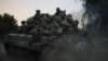 Українські військові на передовій поблизу Бахмута, Донецька область, Україна, четвер, 29 червня 2023 року. (AP Photo/Alex Babenko)