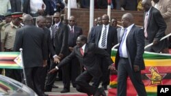 Umongameli Robert Mugabe, uwa ngemva kokukhulumisana labasekeli bakhe evela emhlanganweni weAfrican Union kwele Ethiopia.