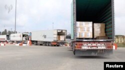 ARCHIVO: Camiones con ayuda humanitaria para la Franja de Gaza esperan en el cruce de Kerem Shalom, en la frontera entre Israel, Gaza y Egipto, el 12 de diciembre de 2023.
