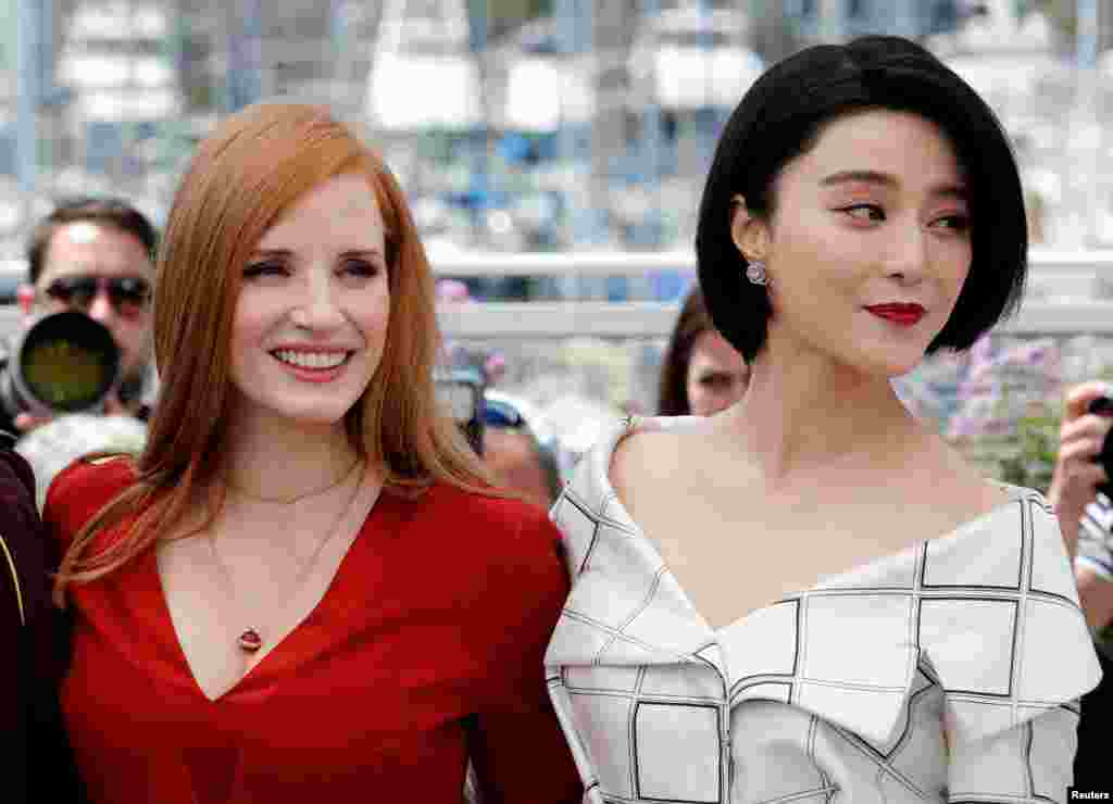 第70届戛纳国际电影节两位评委：美国演员杰西卡‧查斯坦（Jessica Chastain）和中国演员范冰冰在戛纳影城（2017年5月16日）。美联社和路透社这次发布的中国演员图片比较少，主要是范冰冰的。西方摄影师没有拍摄有些中国明星，这和她们的国际知名度不高有关。但中国媒体拍摄了不少中国演员、模特儿以及蹭红毯者的图片。