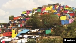 A colorful paint job has transformed one of Mumbai's drab hilltop slums, even prompting comparisons with Italy's picturesque Amalfi Coast.