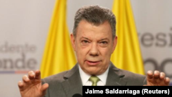 El presidente colombiano Juan Manuel Santos habla en una rueda de prensa en Bogotá. 27 de octubre de 2017. 