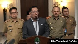 Gubernur Jawa Barat Ridwan Kamil (tengah) berbicara kepada wartawan usai memimpin rapat koordinasi penanganan korona se-Jabar di Gedung Sate, Selasa (3/3) siang. (VOA/Rio Tuasikal)