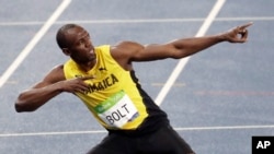 Pelari Jamaika Usain Bolt merayakan kemenangannya setelah berhasil merebut medali emas untuk nomor lari 200 meter final putra kompetisi atletik di stadion Olimpiade Musim Panas, Rio de Janeiro, Brazil, 18 Agustus 2016 (AP Photo/Julio Cortez).