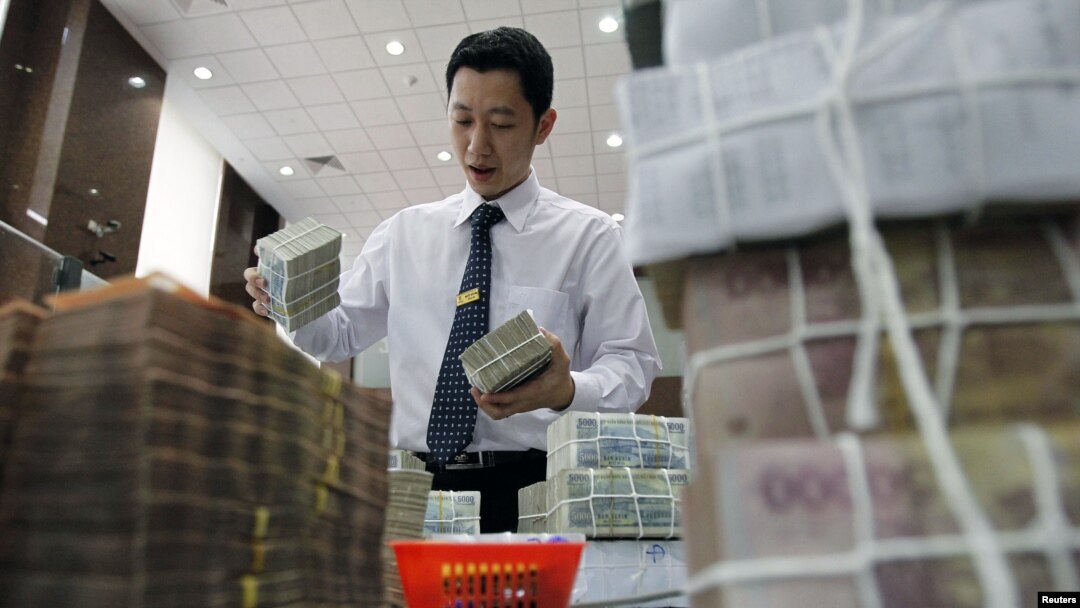 Cổ phần của Vietcombank, ngân hàng do tư nhân làm chủ một phần, lớn thứ ba của Việt Nam, giảm 4,76% còn ở mức 22.000 đồng.