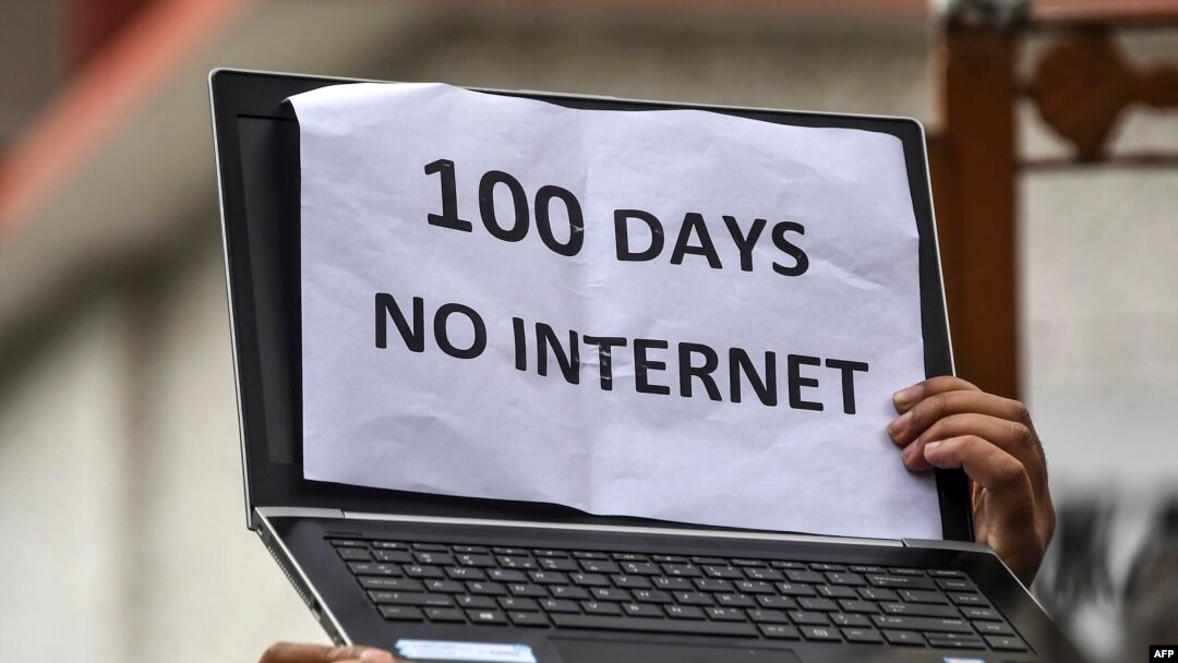 Para jurnalis Kashmir memprotes pemblokiran internet oleh pemerintah India di Srinagar, 12 Oktober 2019. (Foto: AFP)