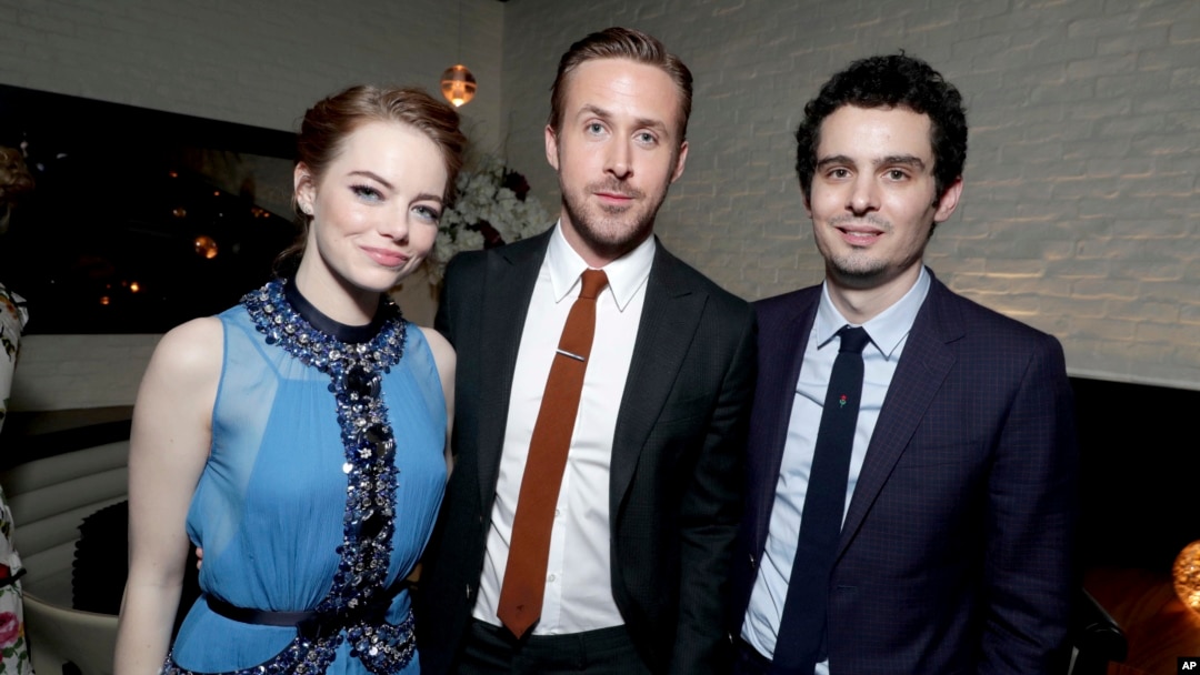 Bintang “La La Land”: Emma Stone dan Ryan Gosling berpose bersama Sutradara/penulis cerita: Damien Chazelle (kanan) pada pemutaran perdana film ini di Los Angeles, (6/12) lalu. 