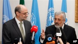 Wakil Dirjen dan Kepala Departemen Keamanan IAEA, Herman Nackaerts (kiri) dan Dubes Iran untuk IAEA, Ali Asghar Soltanieh dalam konferensi pers di Vienna, Austia (15/5). Menurut IAEA, Iran telah membangun reaktor yang merupakan alternatif untuk menyediakan bahan untuk bom nuklir.