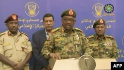 Une image diffusée à la télévision soudanaise le 11 juillet 2019 montre le général Jamal Omar (C), membre du Conseil militaire de transition du Soudan, prononçant un discours à Khartoum.