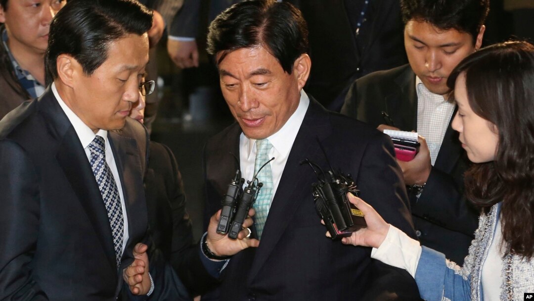 Former National Intelligence Service director Won Sei-hoon, center, leaves Supreme Prosecutors' Office, in Seoul, South Korea, (File photo).