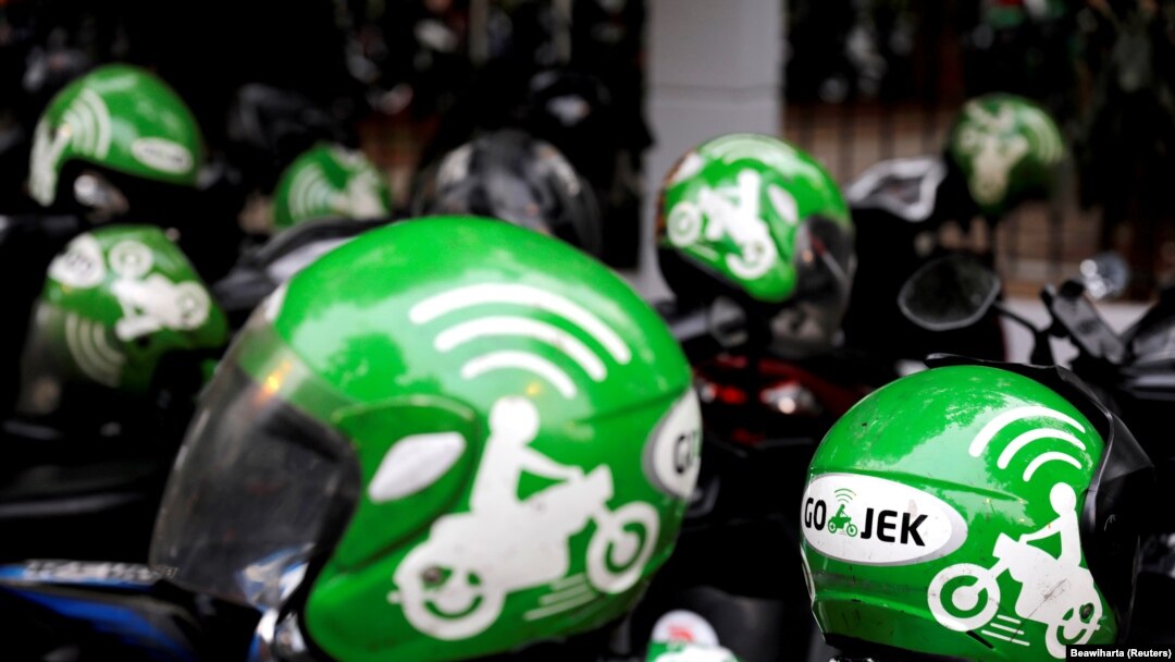 Helm pengemudi Gojek terlihat saat festival Go-Food di Jakarta, 27 Oktober 2018. (Foto: REUTERS/Beawiharta)