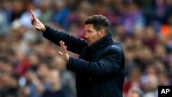 L'entraîneur argentin d’Atletico Mardid Diego Simeone en train de donner des directives à ses joueurs au cours du match retour de la Ligue des champions entre Atletico Madrid et Real Madrid au stade Vicente Calderon à Madrid, 10 mai 2017.