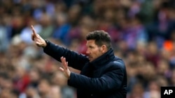 
L'entraîneur argentin d’Atletico Mardid Diego Simeone en train de donner des directives à ses joueurs au cours du match retour de la Ligue des champions entre Atletico Madrid et Real Madrid au stade Vicente Calderon à Madrid, 10 mai 2017. 