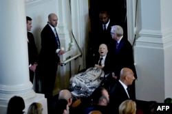 Bivši američki predsjednik Jimmy Carter dolazi na odavanje počasti svojoj supruzi i bivšoj prvoj dami SAD Rosalynn Carter u Glenn Memorial crkvi u Atlanti, Georgia, 28. novembra 2023.