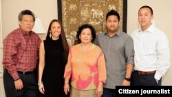 ທ່ານ ອະ​ນິ​ສົງ, ຊ້າຍ, ຖ່າຍ​ຮູບ​ກັບ​ຄອບ​ຄົວ.