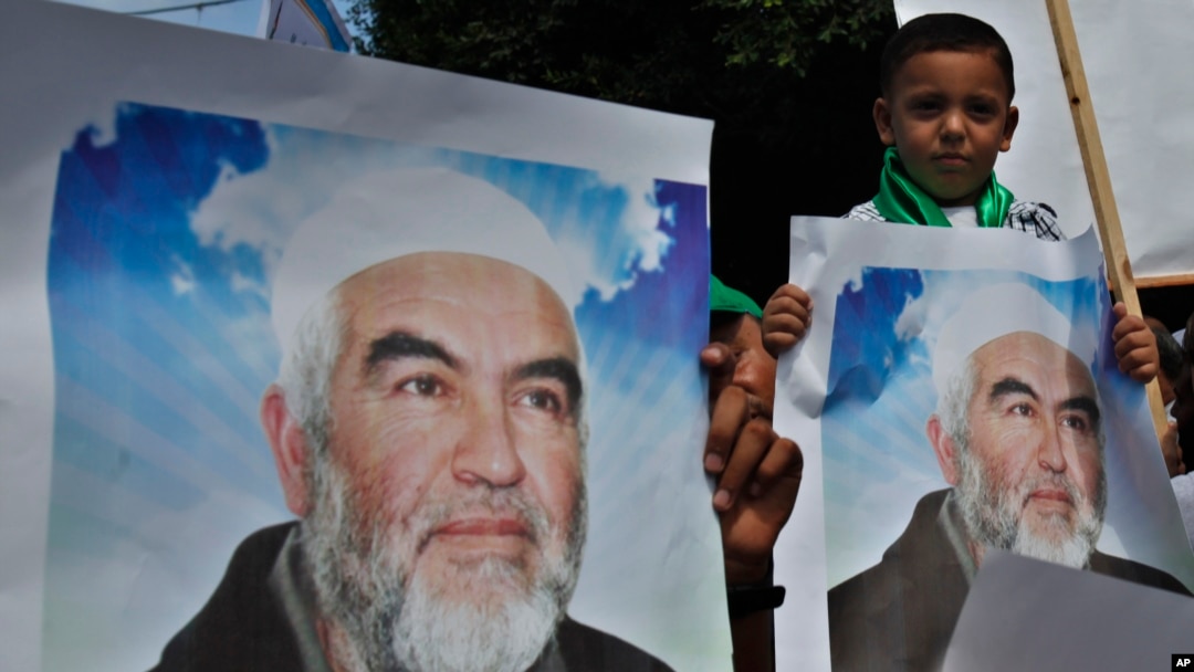 Warga Palestina di Gaza membawa gambar Sheik Raed Salah, pemimpin Gerakan Islamis di Israel, dalam demonstrasi untuk mengutuk penodaan Al-Aqsa Mosque di Yerusalem oleh ekstremis Yahudi. (Foto: Dok)