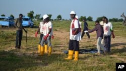 Ma'aikatan agaji na jiran zuwan gawarwaki wadanda harin Bom din da aka kai a Maiduguri ya hallaka 16, ga Oktoba 2015.