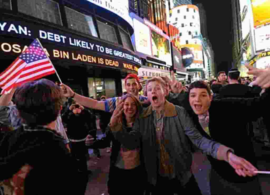 La gente se reúne en Times Square el 2 de mayo de 2011, poco después del anuncio del Presidente Obama de que el líder de al-Qaeda, Osama bin Laden, estaba muerto.