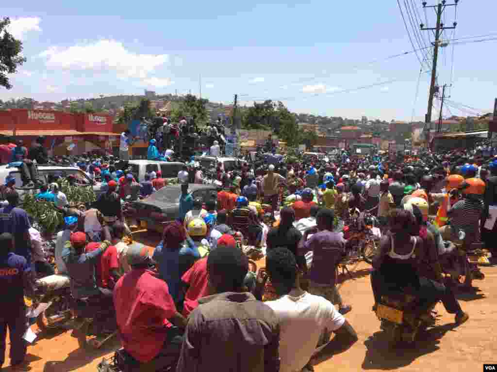 Supporters of opposition leader Kizza Besigye at a rally in Kisaasi, a suburb of Kampala, Uganda, Feb. 16, 2016. (Photo: J. Craig / VOA )