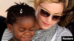 Madonna también adoptó a una niña de Malaui llamada Mercy James, en 2010, a quien generalmente lleva consigo en sus visitas al empobrecido país.