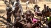 Des enfants se protègent du soleil à Ankilimarovahatsy, à Madagascar, un village de l'extrême sud de l'île où la plupart des enfants souffrent de malnutrition aiguë, le 9 novembre 2020.