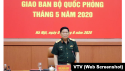 Bộ trưởng Ngô Xuân Lịch tại Hội nghị giao ban tháng 5 của Bộ Quốc phòng ở Hà Nội hôm 1/6. Đại tướng yêu cầu quân đội "đề cao cảnh giác" trước các "diễn biến phức tạp" trên Biển Đông.(Screenshot of VTV)