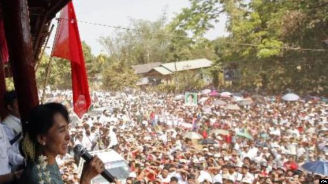 Aung San Suu Kyi berbicara di hadapan para pendukungnya di desa Yae Phyu di wilayah Dawei, Burma (29/1).