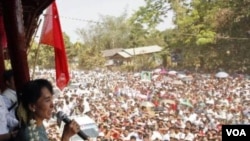 Aung San Suu Kyi berbicara di hadapan para pendukungnya di desa Yae Phyu di wilayah Dawei, Burma (29/1).