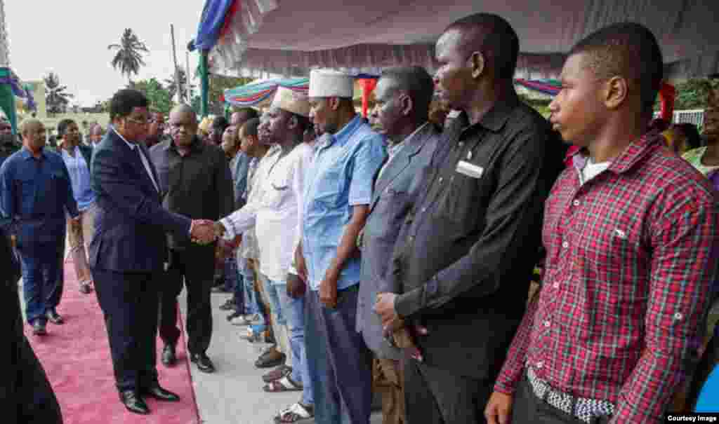 Waziri Mkuu Kassim Majaliwa akiwapa mkono wa pole wafiwa