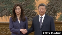 由CTI提供的一段视频的截图显示，台湾最大在野党国民党的主席郑丽文在北京的人民大会堂与中国共产党总书记习近平握手。(2026年4月10日)