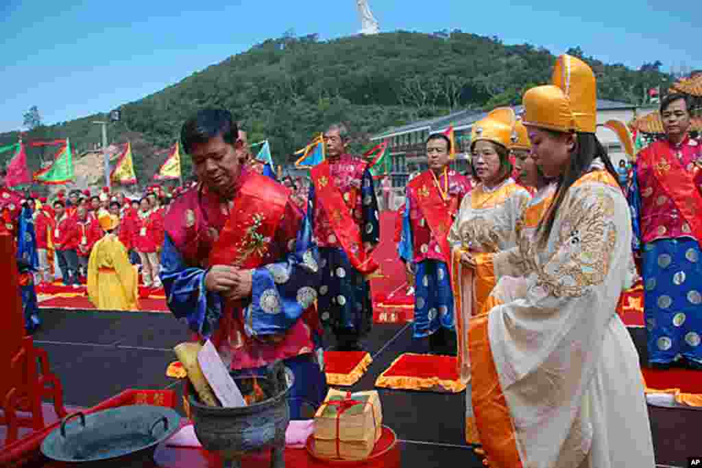连江县县长杨绥生等人在祭祀大典上