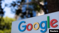 ARHIVA - Logo kompanije "Gugl" ispred sedišta u Irvajnu, u Kaliforniji