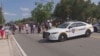 Esta toma de video muestra a la policía en el sitio de un tiroteo en una tienda de Jacksonville, Florida, el 26 de agosto de 2023.