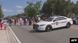 Mobil polisi di lokasi penembakan di Jacksonville, Florida, 26 Agustus 2023. (Foto: AFP)