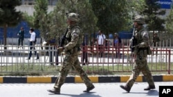 Pasukan dari pasukan koalisi NATO tiba di lokasi ledakan bom mobil di Kabul, Afghanistan, 5 September 2019.