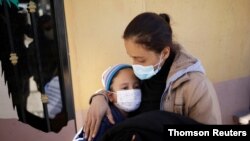 Una migrante de Centroamérica y su hija se encuentran cerca del puente fronterizo internacional Zaragoza-Ysleta luego de ser deportadas de Estados Unidos, en Ciudad Juárez. [Foto de archivo] 