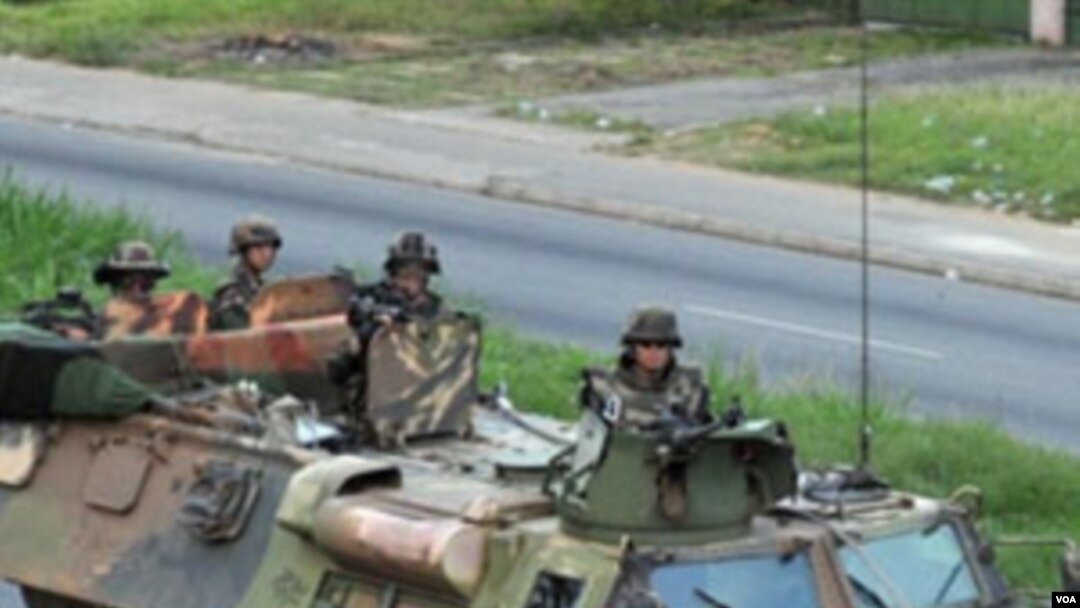 Tentara Perancis berpatroli di sepanjang jalan di kota Abidjan, Minggu (4/3).