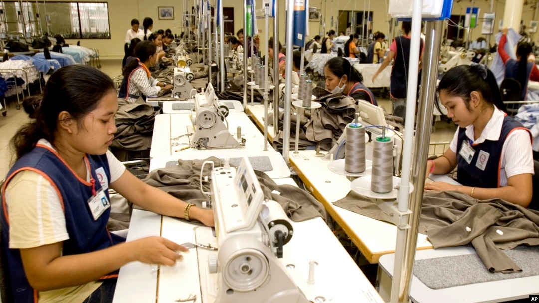 Công nhân Campuchia làm việc trong nhà máy dệt may ở Phnom Penh.
