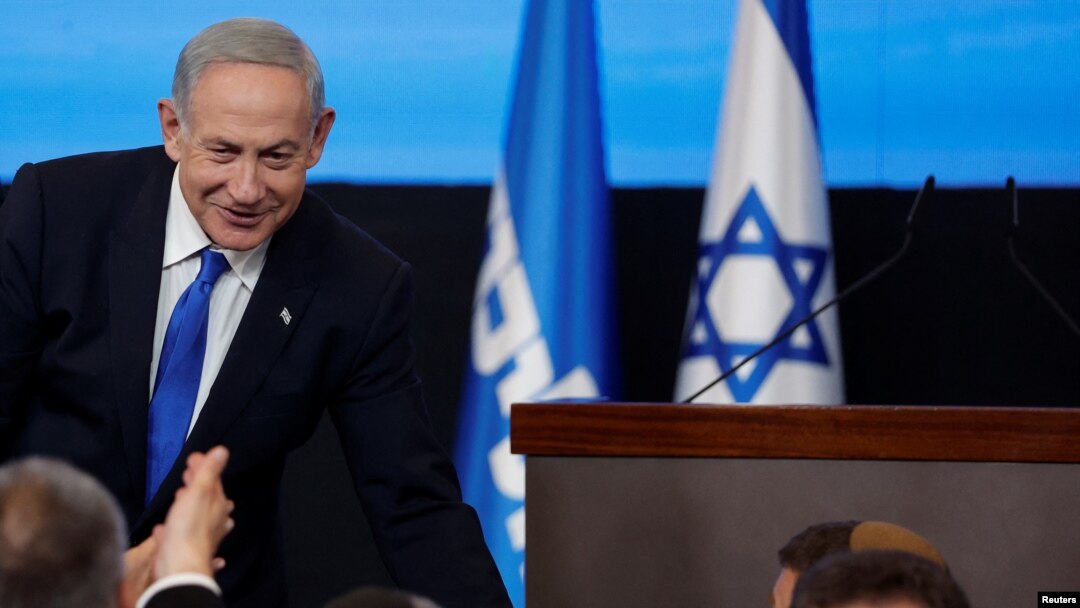 Pemimpin Partai Likud Benjamin Netanyahu menyapa para pendukungnya saat pemilihan umum Israel di Yerusalem, 2 November 2022. (Foto: REUTERS/Ammar Awad)