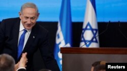 Kiongozi wa chama cha Likud Benjamin Netanyahu akiwasalimia wafuasi wake katika makao makuu ya chama chake wakati wa uchaguzi mkuu wa Israel mjini Jerusalem, Novemba 2, 2022.REUTERS.