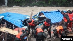 Cảnh sát tìm kiếm người mất tích tại địa điểm vụ đất lở ở Tam Minh, Phúc Kiến, ngày 8/5/2016.
