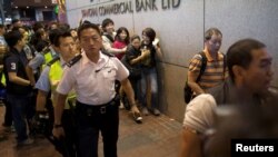 홍콩에서 '우산혁명'이 일어난 지난 2014년 11월 프랭클리 츄 전 경정이 경봉을 들고 시위대를 진압하고 있다.