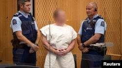 Brenton Tarrant (tengah), pelaku penembakan terhadap dua masjid di Christchurch, Selandia Baru menyiarkan aksi brutalnya lewat streaming di Facebook (foto: dok). 