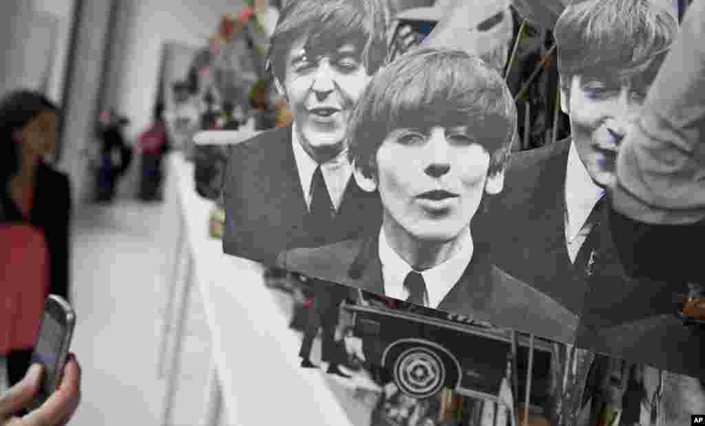 Ein Teil einer Installation des kanadischen Kuenstlers Geoffrey Farmer mit an Holzstaeben befestigten Ausschnitten aus Zeitungsfotos zeigt am Donnerstag (07.06.12) in Kassel bei der 13. Ausgabe der internationalen Schau zeitgenoessischer Kunst "documenta"