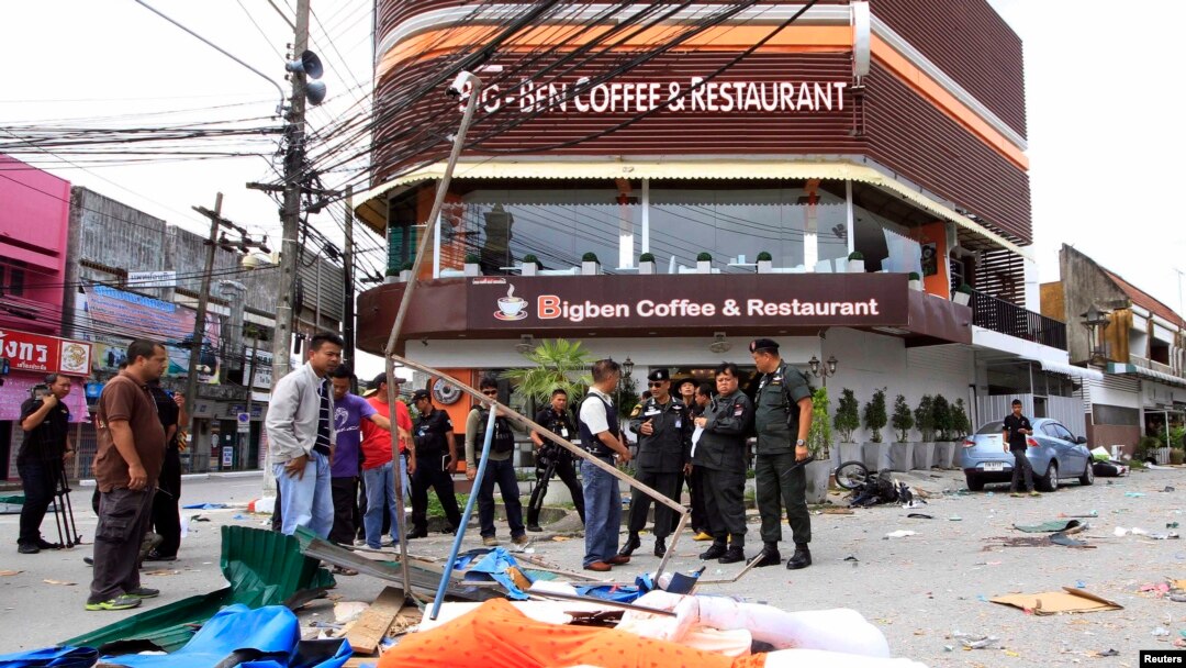 Para petugas tengah menginspeksi lokasi serangan bom di depan kedai kopi dan restoran Big Ben di propinsi Pattani (17/2). Dua orang relawan dilaporkan tewas dan 11 lainnya terluka dalam insiden ini.