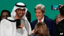 Президент COP28 султан Аль Джабер і Джон Керрі, спеціальний представник президента США з питань клімату, позують для фотографій наприкінці кліматичного саміту ООН COP28 у середу, 13 грудня 2023 р., у Дубаї, Об’єднані Арабські Емірати. (Фото: AP/Камран Джебрейлі)