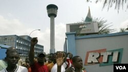 Para pendukung Gbagbo saat menduduki stasiun pemancar televisi nasional (RTI) di Abidjan (foto: dok.) Pertempuran antar pendukung pecah di dekat stasiun RTI, Sabtu.