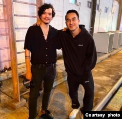 Timo Tjahyanto dan Joe Taslim – Sutradara dan aktor laga di sela-sela syuting film laga "The Night Comes for Us" (dokumentasi Joe Taslim)