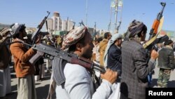 Pasukan Houthi yang baru direkrut mengacungkan senjata api dalam upacara di akhir pelatihan mereka di Sanaa, Yaman 11 Januari 2024. (Foto: REUTERS/Khaled Abdullah)
