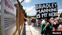 Manifestantes piden la liberación del soldado Bradley Manning, en las afueras del Fuerte Meade, Maryland, donde se lleva a cabo el juicio en su contra.